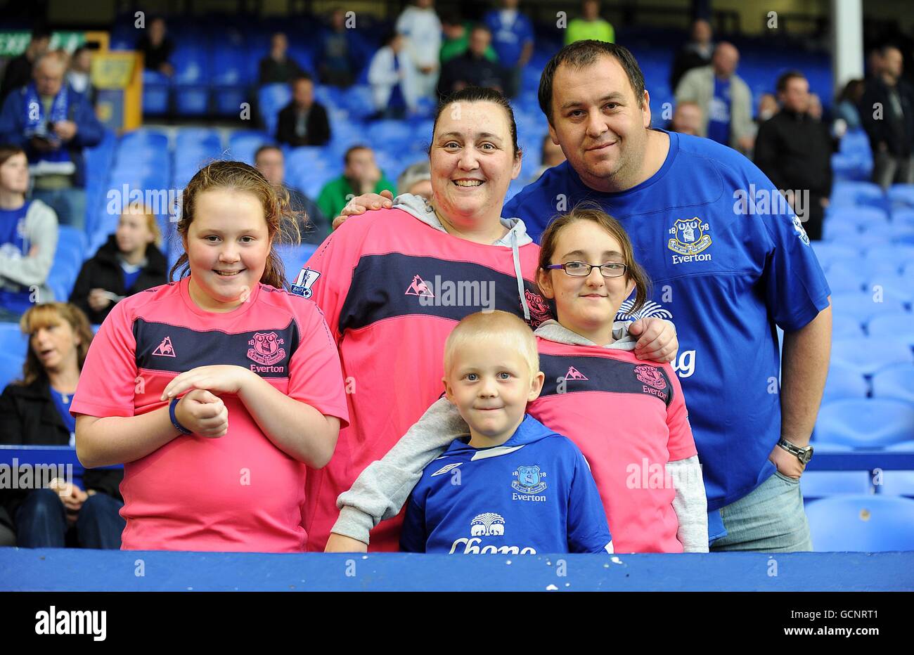 Fußball - Carling Cup - zweite Runde - Everton / Huddersfield Town - Goodison Park. Everton Fans in den Tribünen vor dem Kick-off Stockfoto