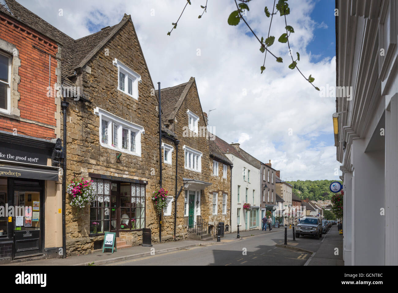 Ein Blick auf die High Street, Wotton-unter-Kante, South Gloucestershire, UK. Stockfoto