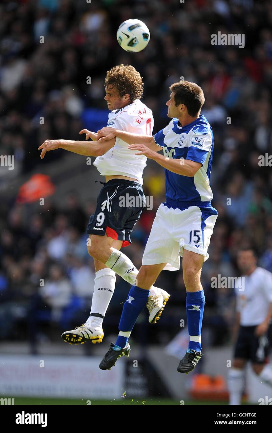 Johan Elmander von Bolton Wanderers (links) und Scott dann von Birmingham City Kampf um den Ball Stockfoto