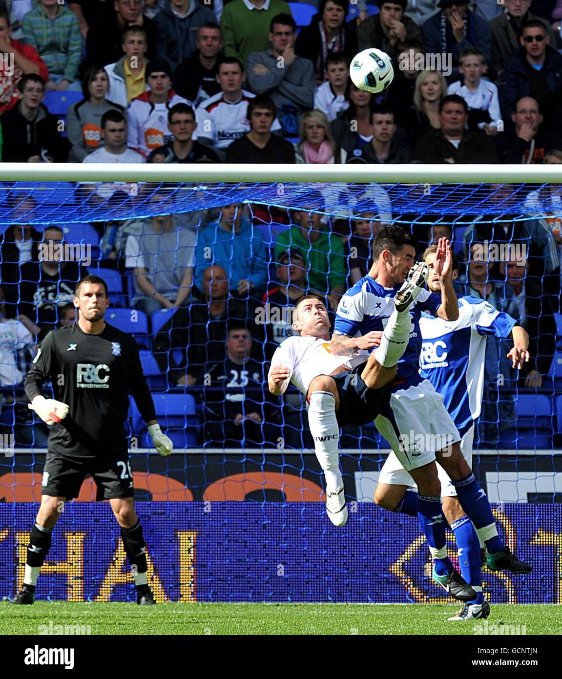 Gary Cahill von Bolton Wanderers hat eine späte Chance mit einem Overhead-Kick Stockfoto