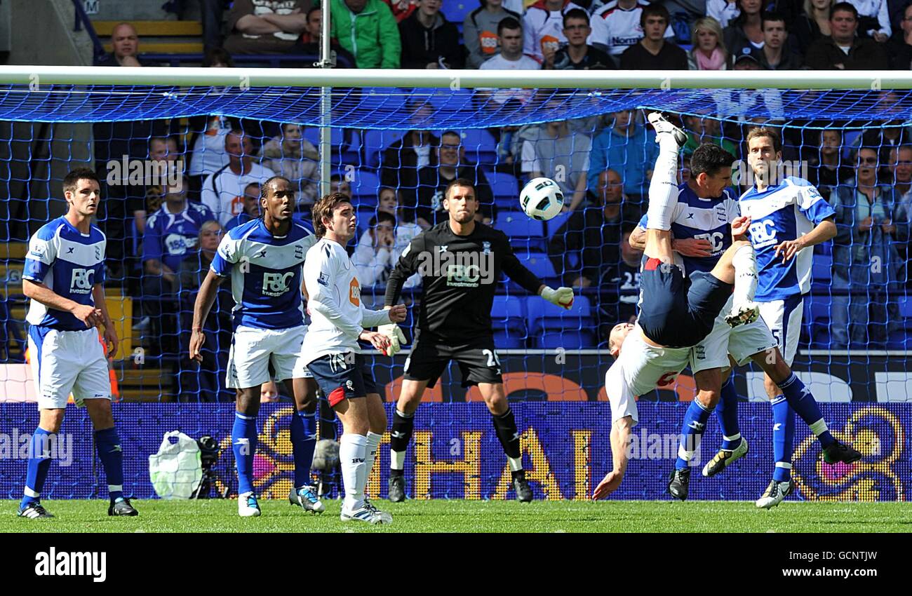 Gary Cahill von Bolton Wanderers hat eine späte Chance mit einem Overhead-Kick Stockfoto