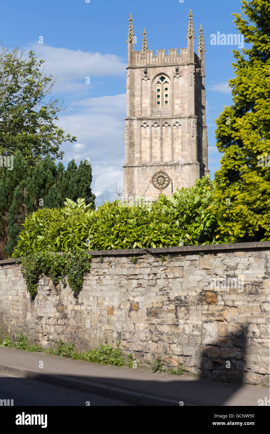 Der mittelalterliche Turm von der Pfarrkirche St. Mary die Jungfrau Wotton-unter-Kante, Gloucestershire, erbaut in den 1300er. Stockfoto