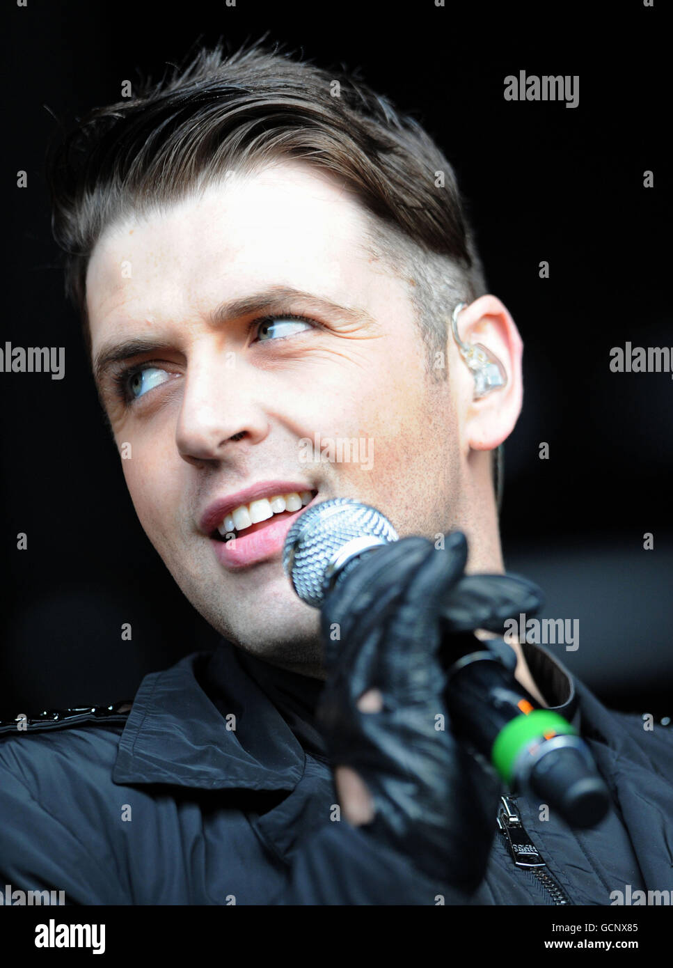 Mark Feehily von Westlife tritt während des Ladies Day bei Newbury Races, Berkshire, auf der Bühne auf. Stockfoto