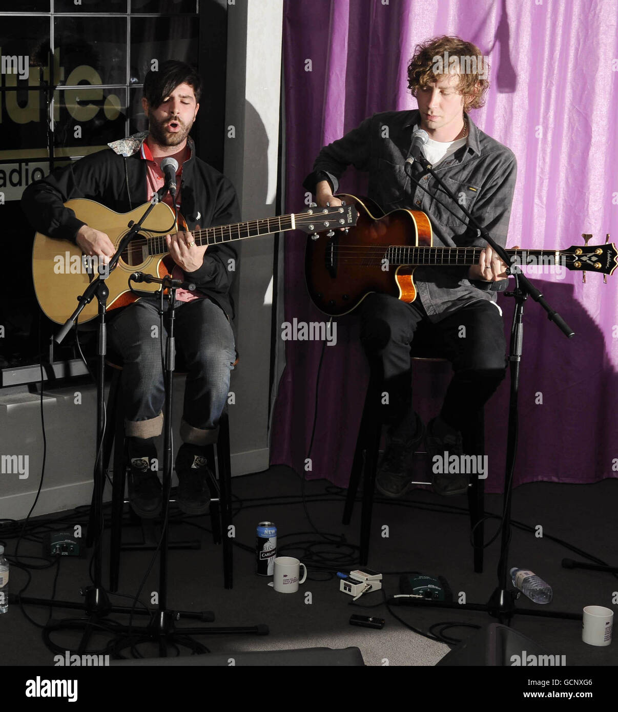 Yannis Philippakis (links) und Walter Gervers von Foals spielen ein Set für Absolute Radio im Studio des Senders im Zentrum Londons. Stockfoto