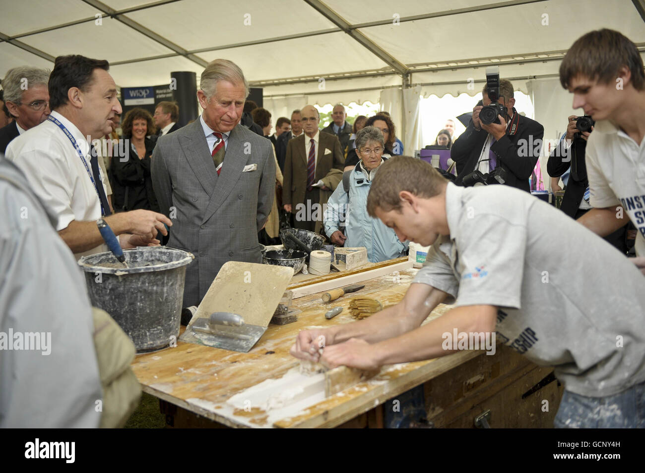 Der Prinz von Wales beobachtet traditionelles Handwerk in einem Zelt in den National Botanic Gardens of Wales in Carmarthen, während er seine Reise durch Großbritannien fortsetzt, um seinen Start für ein nachhaltiges Leben zu fördern. Stockfoto