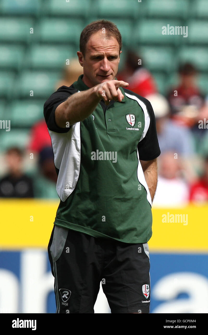Rugby Union - Aviva Premiership - London Irish / Saracens - Twickenham Stadium. Mike Cott, London Irisch, unterstützt Trainer Stockfoto