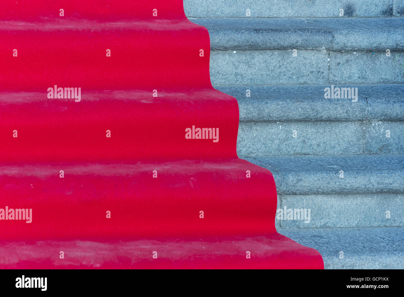 Detail von einem roten Teppich platziert auf einer Treppe Stockfoto