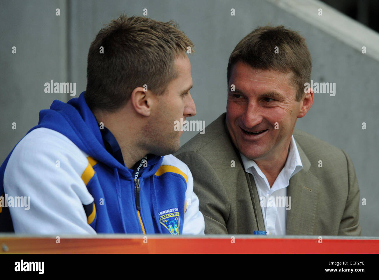 Warrington Wolves Trainer Tony Smith (rechts) während des Engage Super League Vorläufigen Halbfinales im Halliwell Jones Stadium, Warrington. Stockfoto