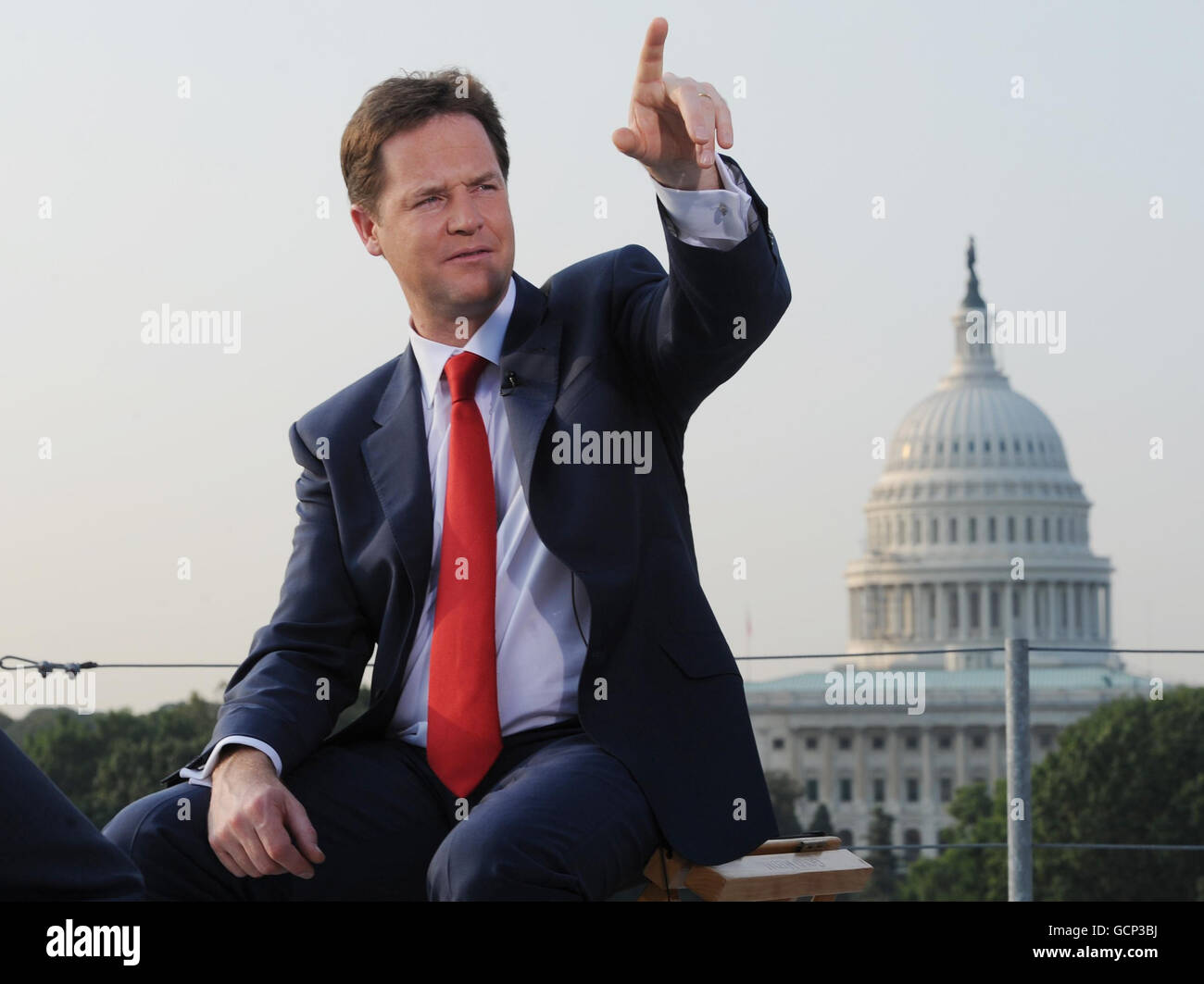 Der stellvertretende Premierminister Nick Clegg nimmt an einem TV-Interview vor dem Capitol Building in Washington Teil, wo er später mit dem US-Vizepräsidenten Joe Biden zusammentreffen wird. Stockfoto