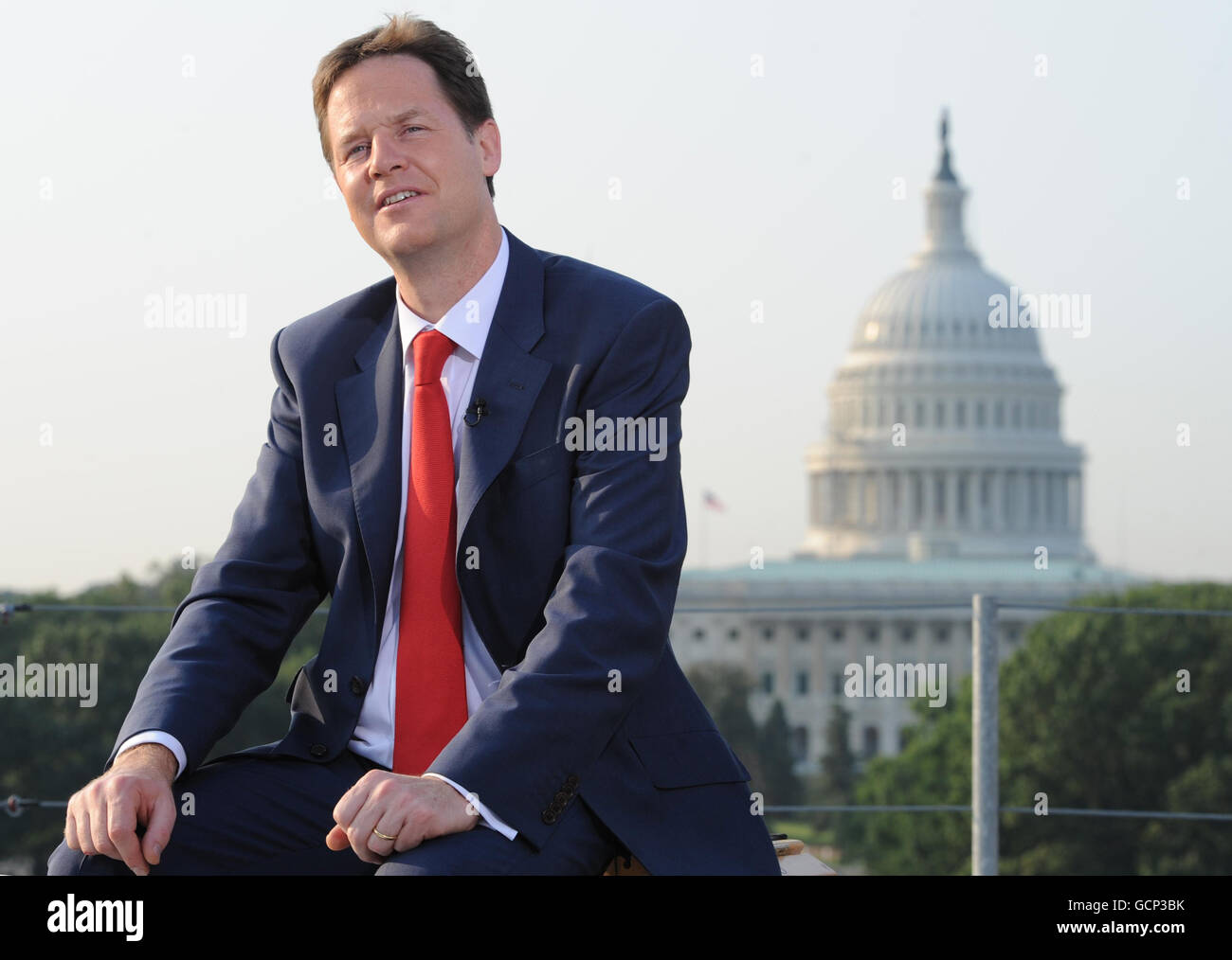 Der stellvertretende Premierminister Nick Clegg nimmt an einem TV-Interview vor dem Capitol Building in Washington Teil, wo er später mit dem US-Vizepräsidenten Joe Biden zusammentreffen wird. Stockfoto