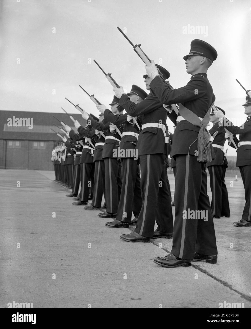 Militär - Infanterie Bohrmaschine mit neuen FN automatische Gewehr - Warminster, Wiltshire Stockfoto