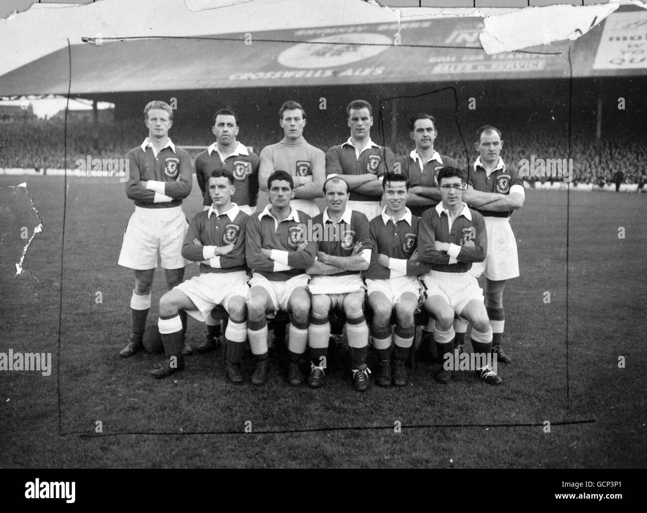 Das walisische Team, das am 22. September im Ninian Park in Cardiff 3-1 an Jugoslawien verlor. Von links nach rechts: Hintere Reihe: I. Allchurch, R. Paul, J. Kelsey, J. Charles, D. Bowen und A. Sherwoof; vordere Reihe: B. Reed, T. Ford, W. Barnes, D. Tapscott und R. Clarke. September 1954 Stockfoto