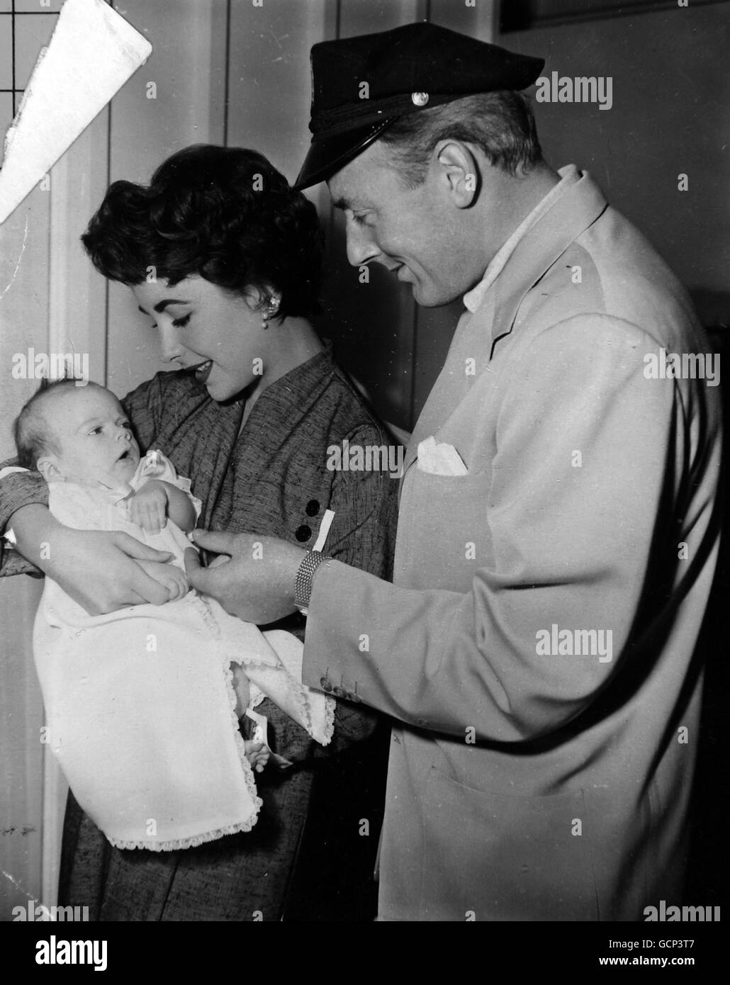 Die britischen Stars Elizabeth Taylor und Michael Wilding spielen eine Nebenrolle - mit ihrem neuen Baby Michael Howard Wilding in der Hauptrolle. Dies ist eines der ersten Bilder von Michael, Junior, der am 6. Januar in Hollywood debütierte. März 1953. Stockfoto