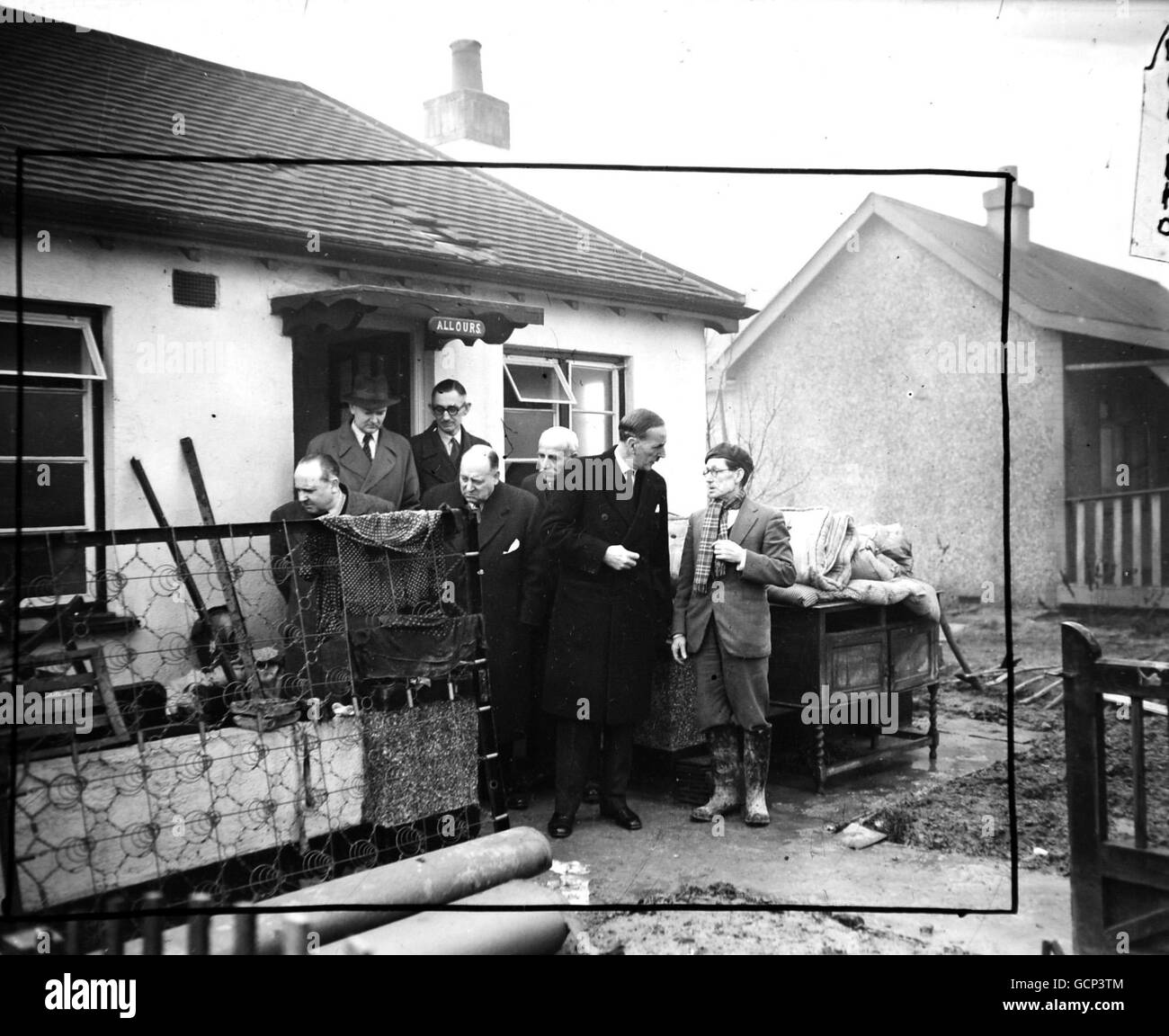 Der Oberbürgermeister von London, Sir Rupert De la Sere, besuchte Canvey Island, um sich selbst über die Schäden zu überzeugen, die durch die Flutkatastrophe verursacht wurden, und die Not, die nun durch seinen Fonds gelindert wird. Sir Rupert sprach mit Anwohnern, die unter der Verteidigung des Meeres gelitten hatten, und mit lokalen Beamten. Das Bild zeigt: Der Oberbürgermeister, Sir Rupert De La Bere, im Gespräch mit dem gum-boot Mr. W.E. Tannet auf Canvey Island. Vor dem Haus trocknen die Möbel aus, nachdem sie am 4. März 1953 von Hochwasser getränkt wurden Stockfoto