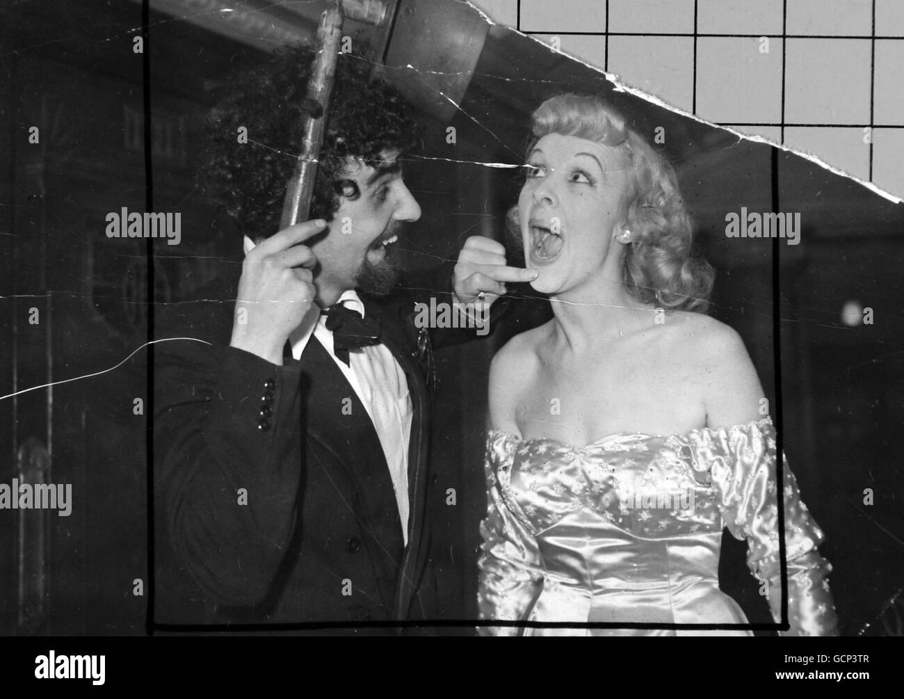 Einige der Entertainer, die am 7. September 1949 an der Royal Variety Performance im Coliseum, London, teilnehmen werden, waren heute zur Generalprobe im Theater anwesend. Bild zeigt: Michael Bentine, Comic 29-jähriger Ex-Etonian, war seine Spülbecken-Pumpe Stockfoto