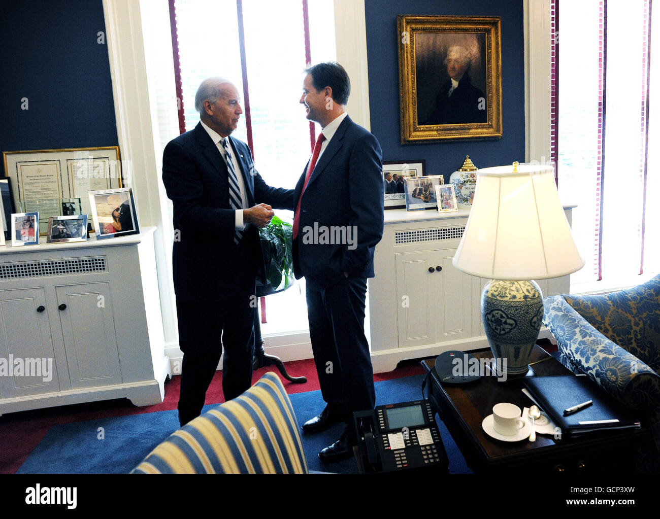 Der stellvertretende Premierminister Nick Clegg trifft sich heute mit dem US-Vizepräsidenten Joe Biden in seinem Büro im Weißen Haus in Washington, wo sie zusammen zu Mittag aßen. Stockfoto