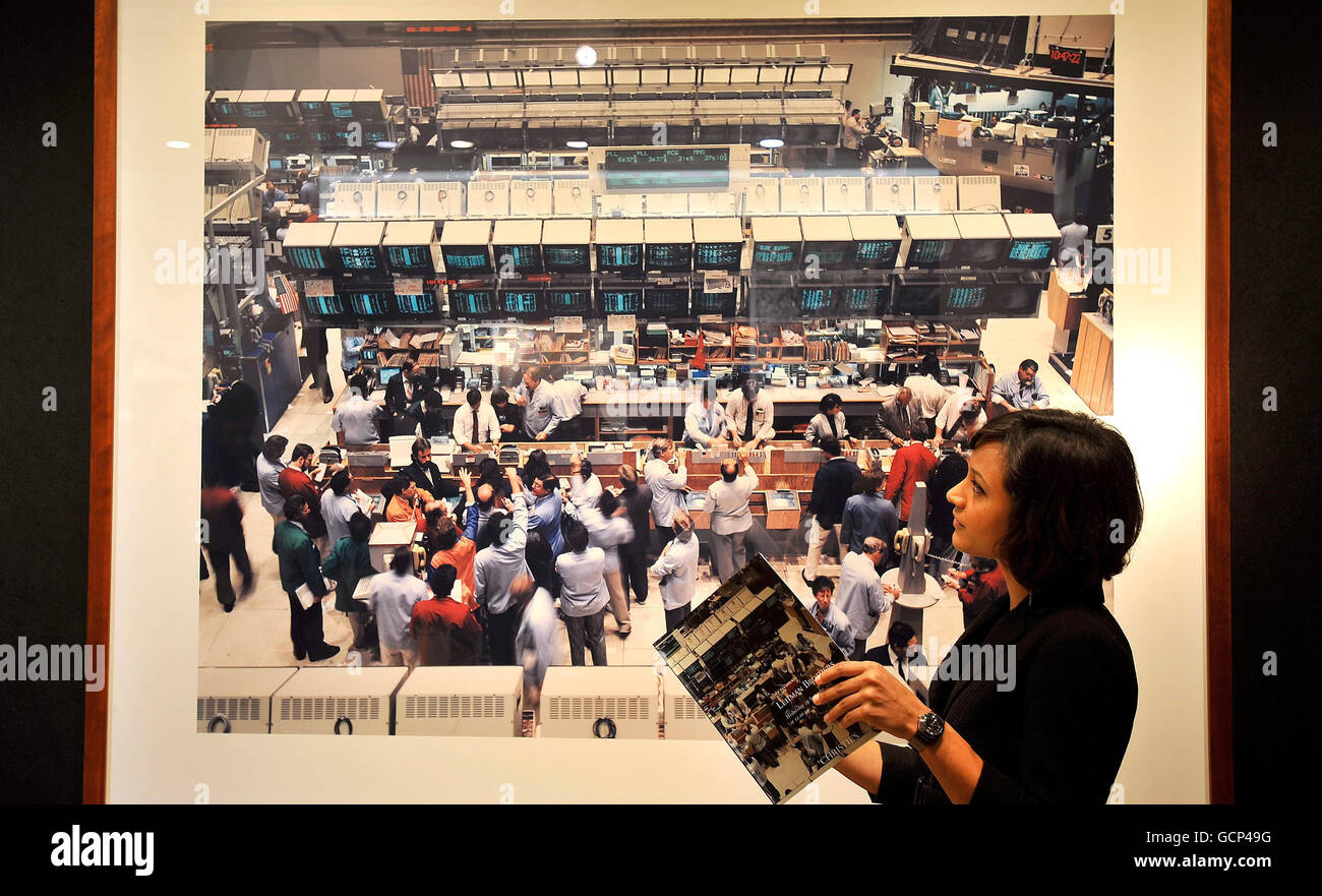 Ein Kunstliebhaber bewundert ein Foto der New York Mercantile Exchange, das Teil des Kunstwerks aus der Sammlung Lehman Brothers ist, während eines Fotoaufrufs bei Christie's im Westen Londons, bevor sie am 29. September unter den Hammer gehen. Stockfoto