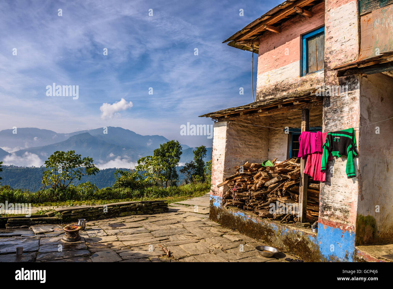 Hinterhof eines Bauernhauses in den Himalaya-Bergen in der Nähe von Pokhara Stockfoto