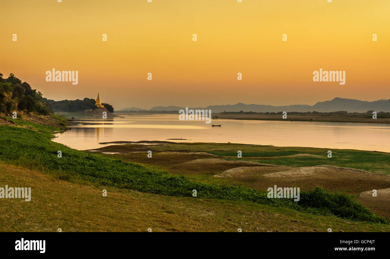 Sonnenuntergang über dem Irrawaddy-Fluss in Bagan. Bagan ist eine antike Stadt in Myanmar mit Tausenden von historischen buddhistischen Tempeln und stupa Stockfoto