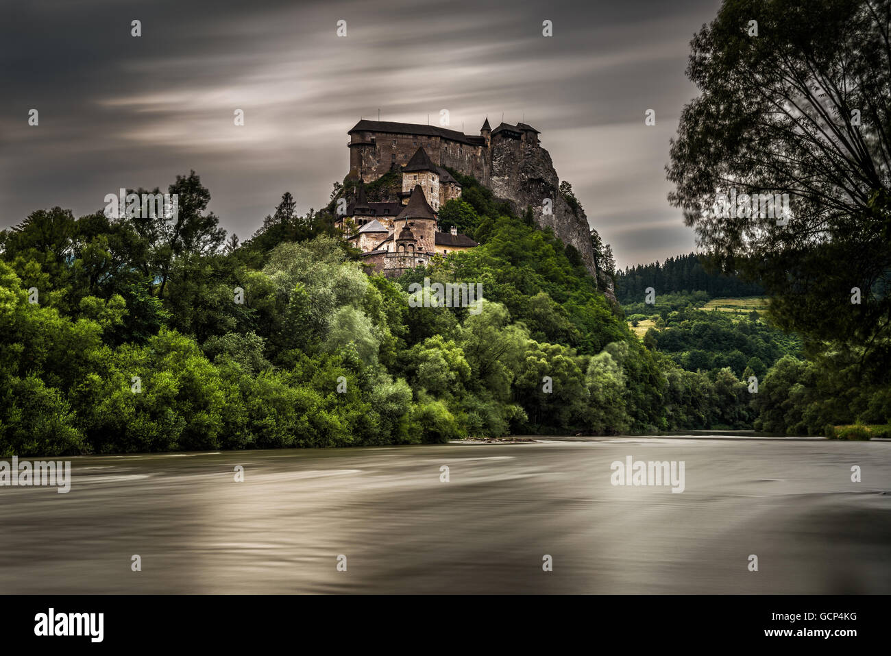 Orava Burg betrachtet aus dem Dorf Oravsky Podzamok nach Sturm. Langzeitbelichtung. Stockfoto