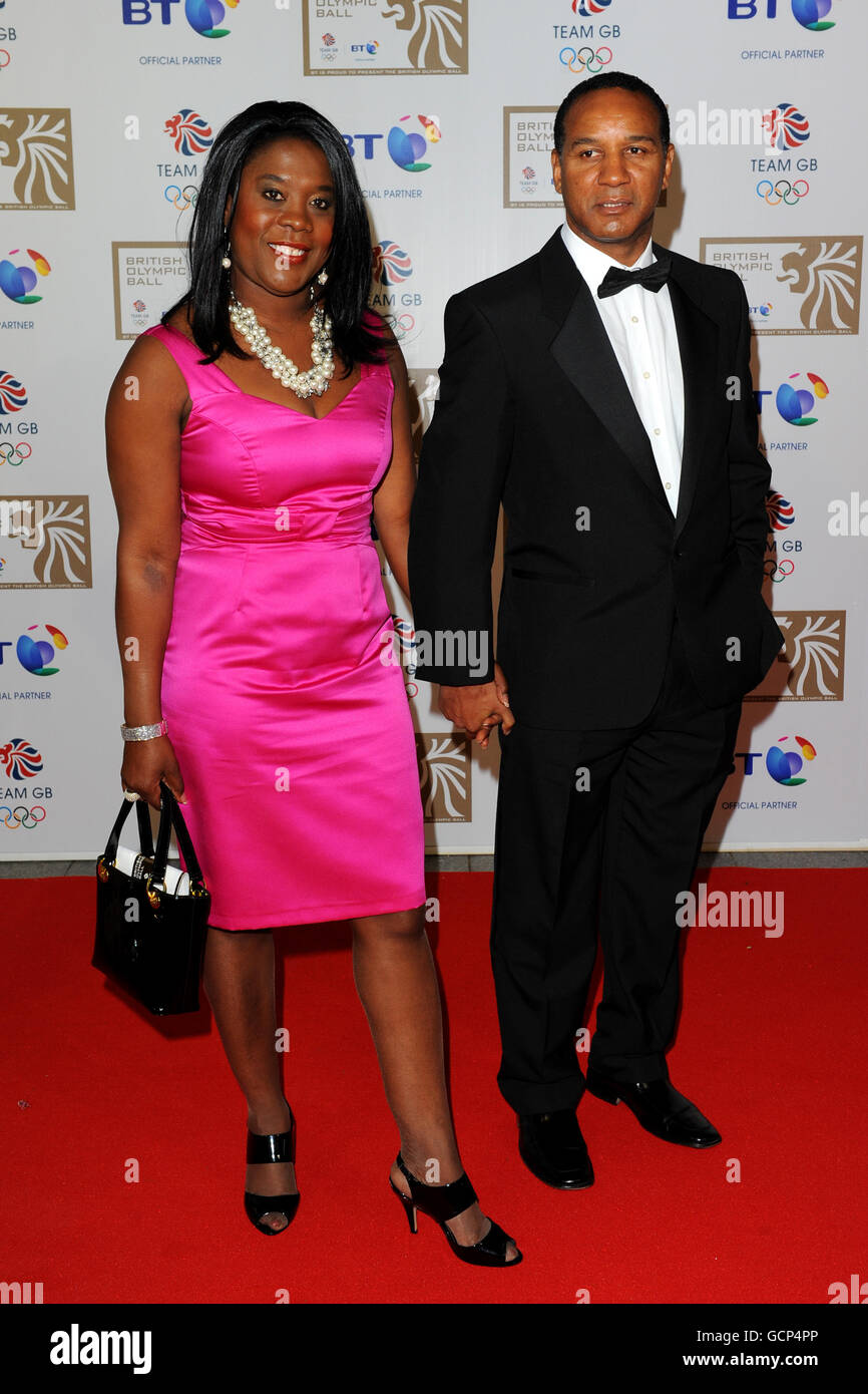 Olympische Spiele - Olympischer Goldball - Grosvenor House Hotel. Tessa Sanderson und Gast kommen zum olympischen Goldball im Grosvenor House Hotel, London. Stockfoto