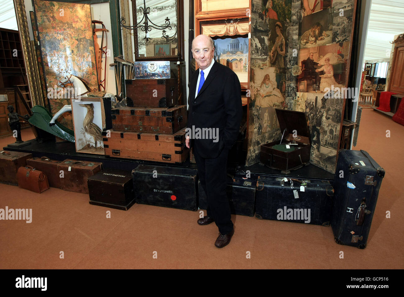 Der Duke of Devonshire mit Artikeln aus dem Chatsworth Attic Sale. Stockfoto