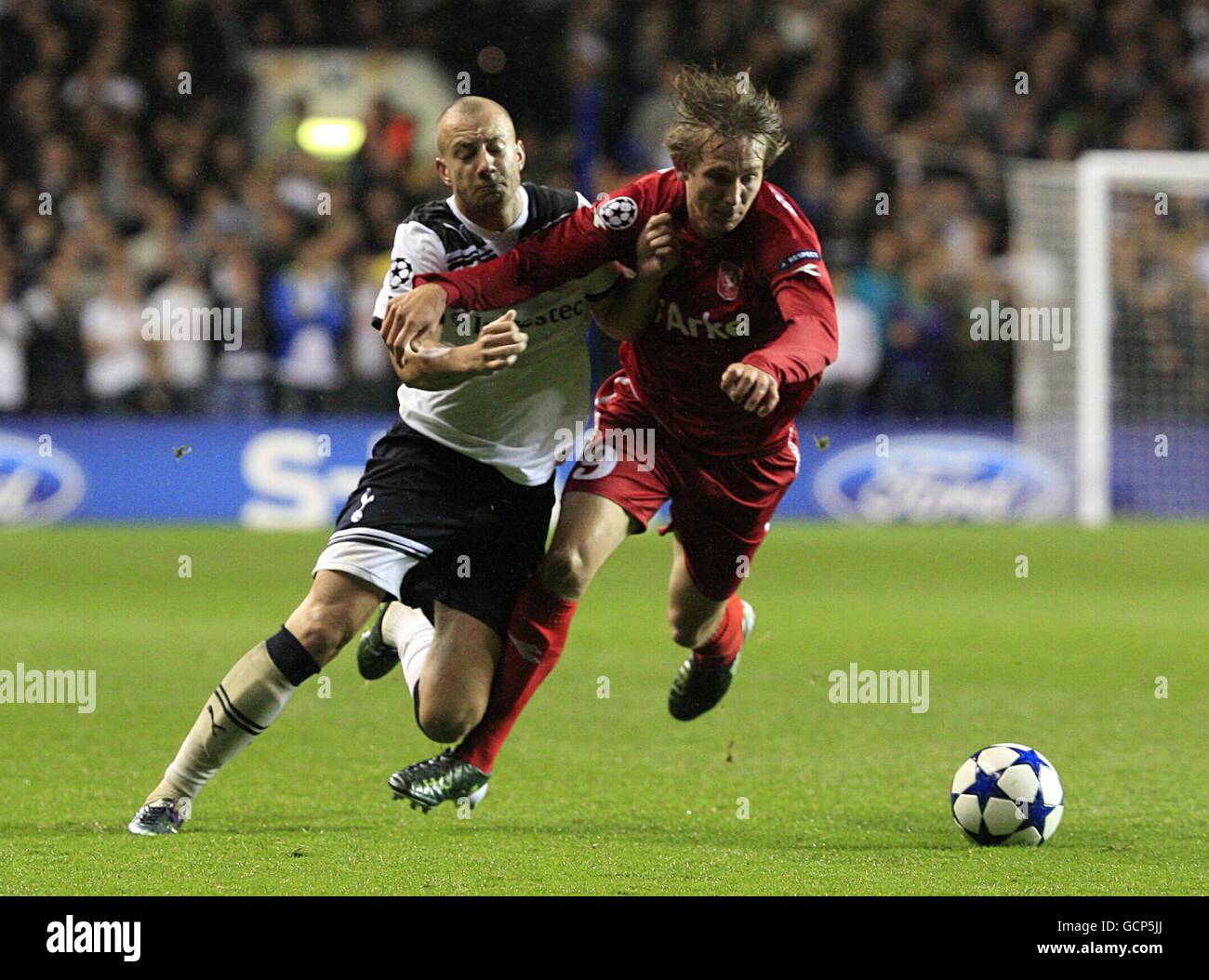 Fußball - UEFA Champions League - Gruppe A - Tottenham Hotspur gegen FC Twente - White Hart Lane. Luuk de Jong (rechts) von FC Twente und Alan Hutton von Tottenham Hotspur kämpfen um den Ball Stockfoto