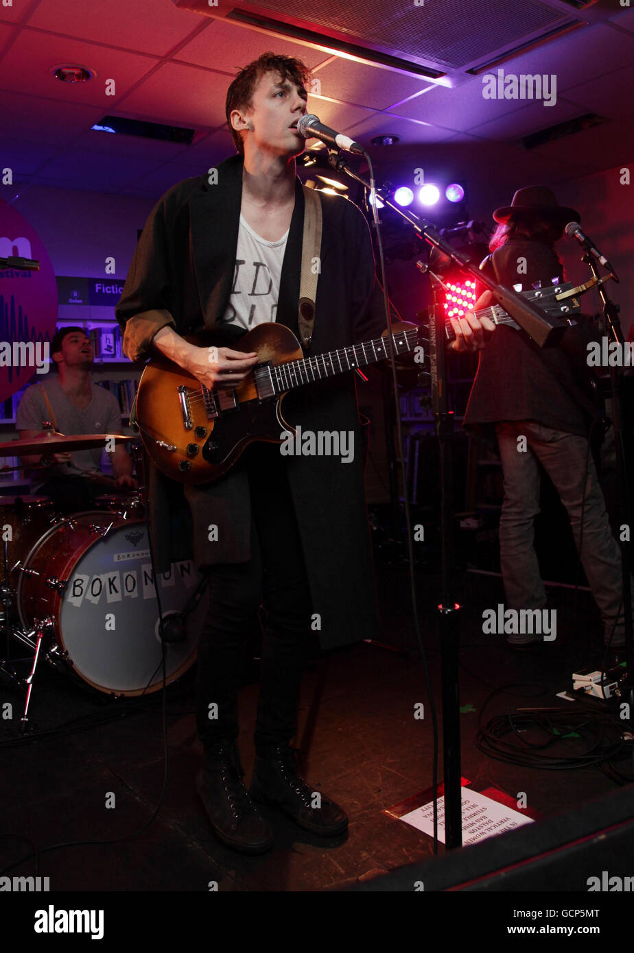 Johnny Borrell tritt bei Oxjam auf, einem einmonatigen Festival, bei dem über 600 Musikveranstaltungen in ganz Großbritannien stattfinden, im Oxfam in Dalston, Ost-London. Stockfoto