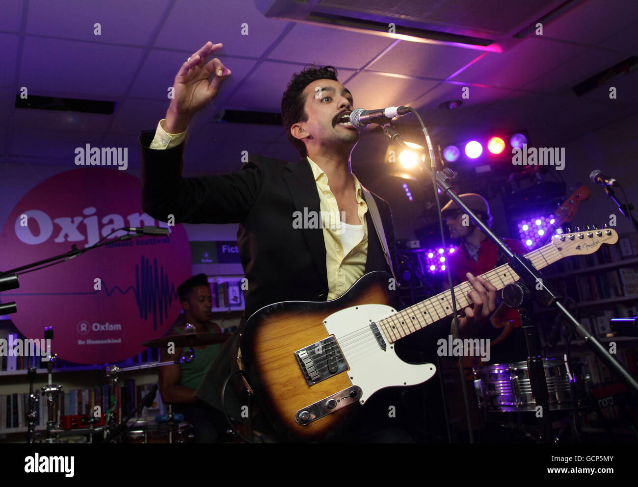 Sammy Aaron Jr von Pope Joan tritt bei Oxjam auf, einem einmonatigen Festival, bei dem über 600 Musikveranstaltungen in ganz Großbritannien im Oxfam in Dalston, Ost-London, stattfinden. Stockfoto