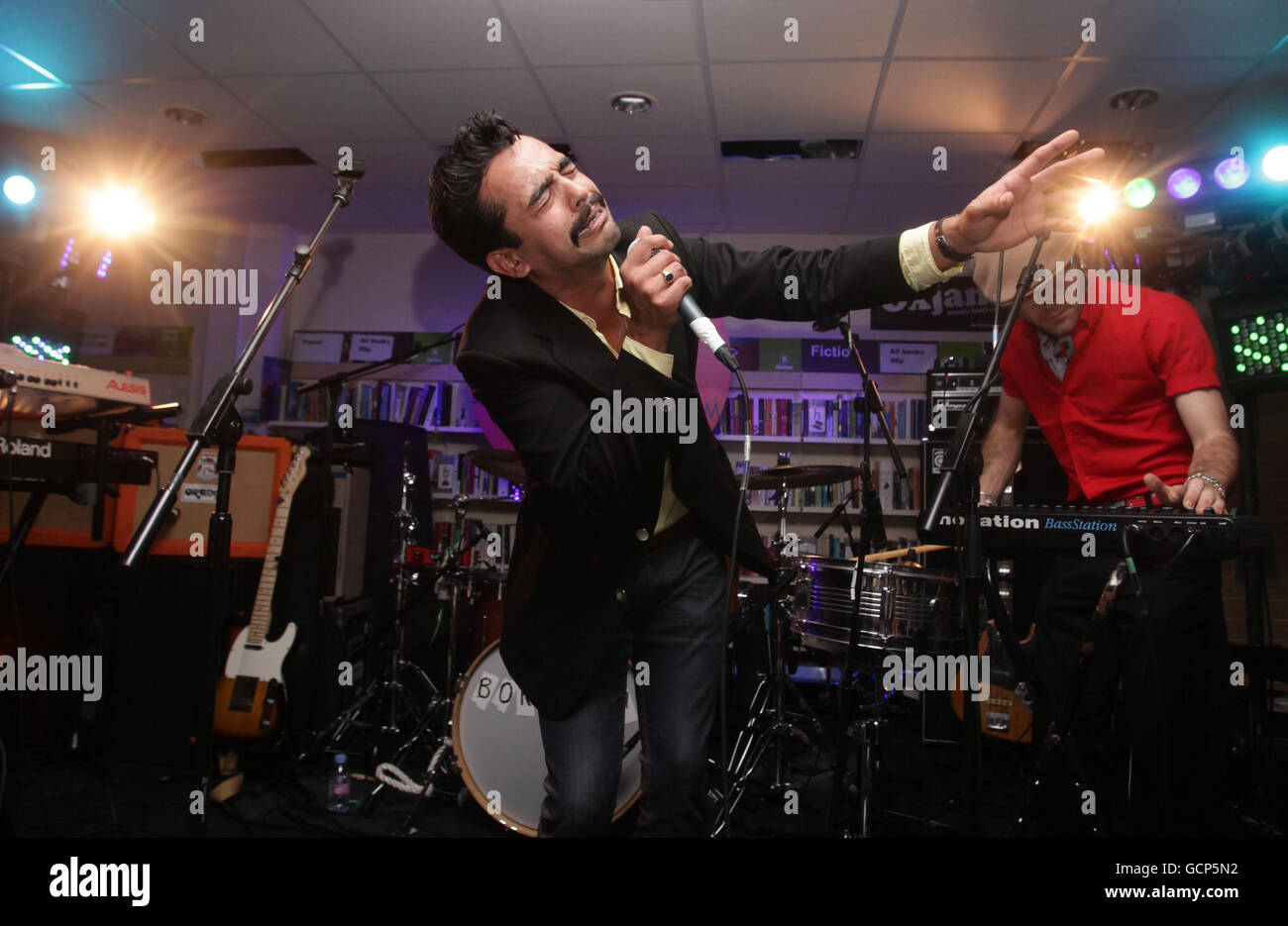 Sammy Aaron Jr von Pope Joan tritt bei Oxjam auf, einem einmonatigen Festival, bei dem über 600 Musikveranstaltungen in ganz Großbritannien im Oxfam in Dalston, Ost-London, stattfinden. Stockfoto