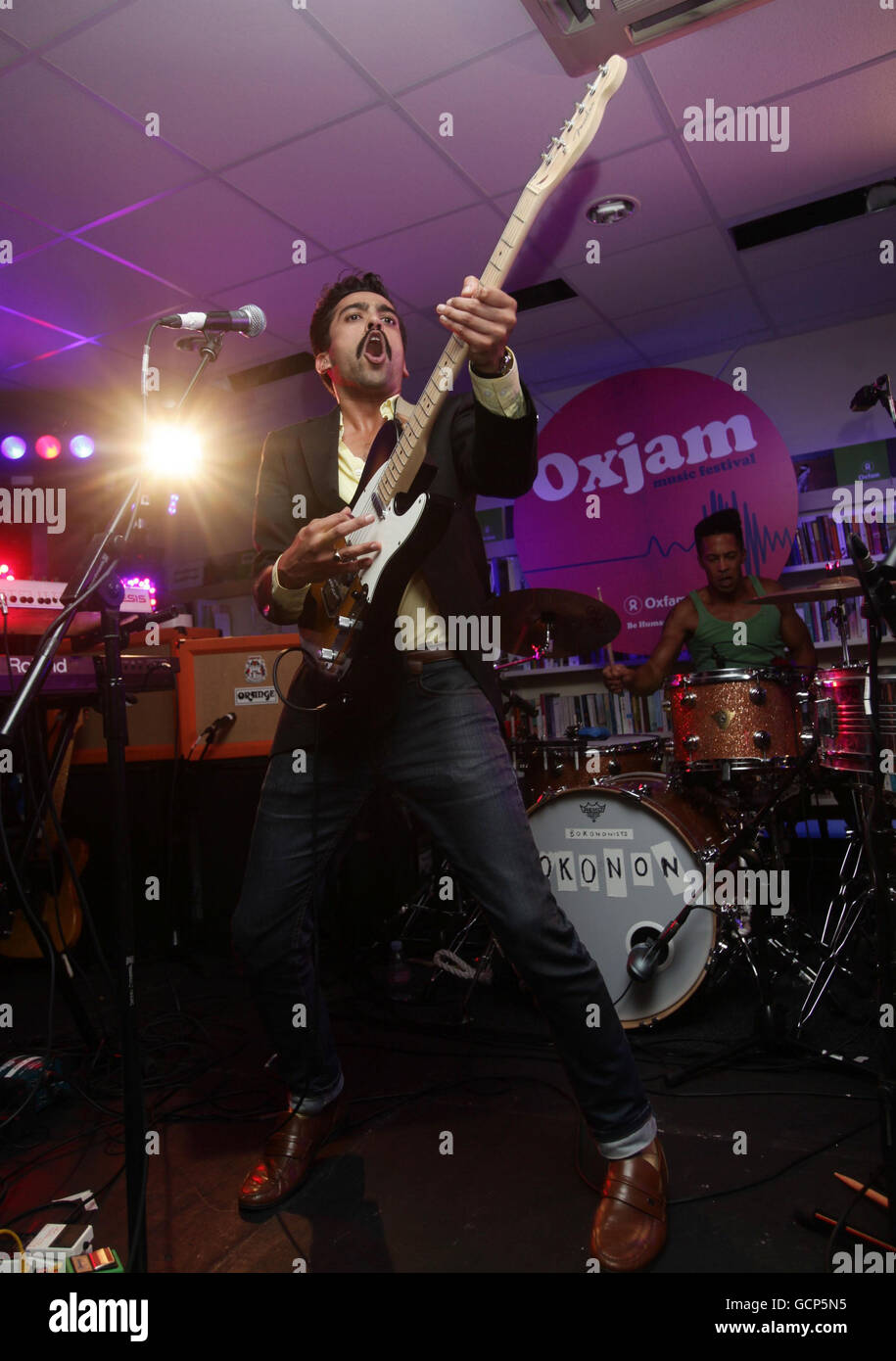 Sammy Aaron Jr von Pope Joan tritt bei Oxjam auf, einem einmonatigen Festival, bei dem über 600 Musikveranstaltungen in ganz Großbritannien im Oxfam in Dalston, Ost-London, stattfinden. Stockfoto