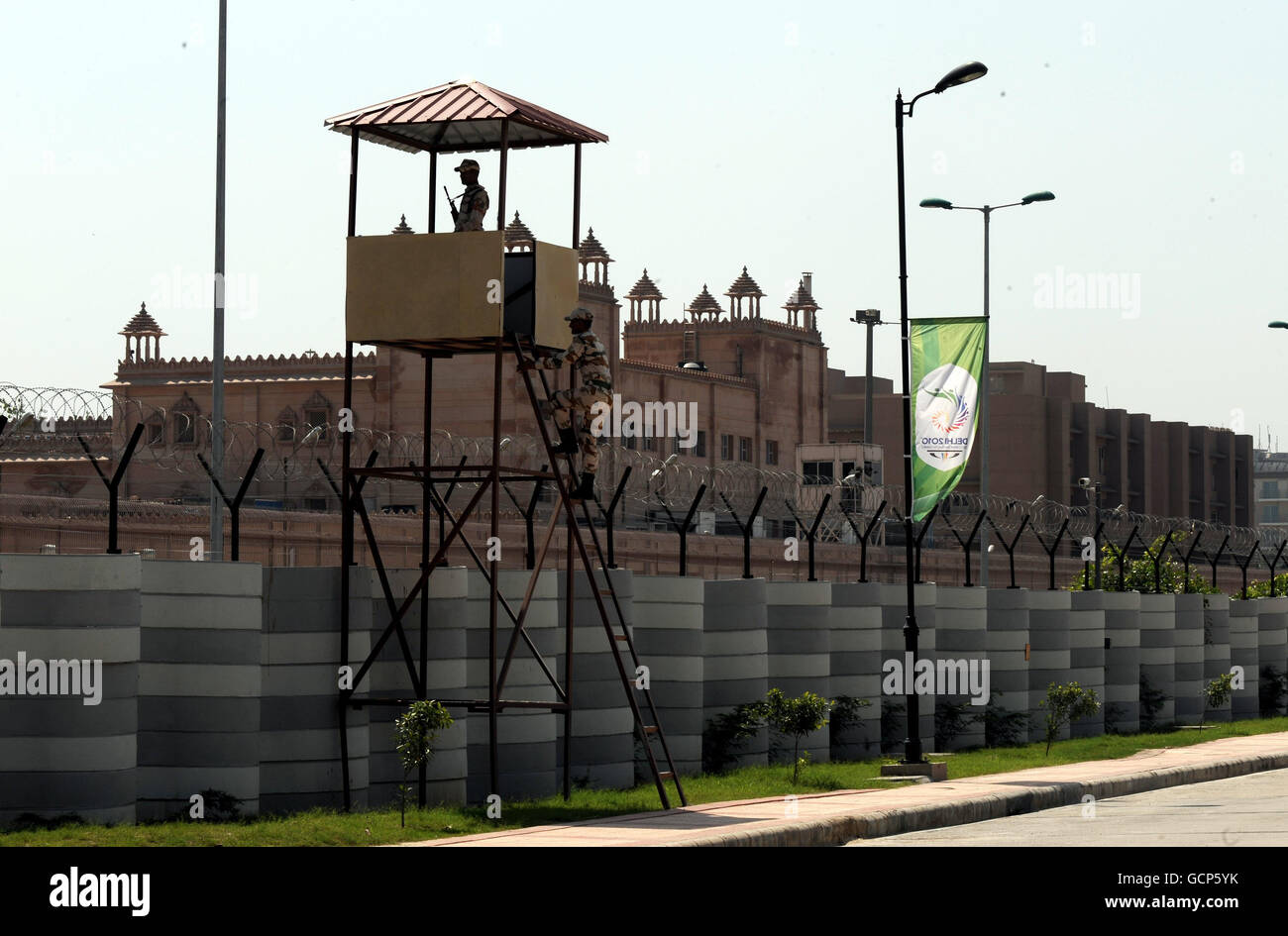 Sport - Commonwealth Games 2010 - Preview Tag Fünf - Delhi. Beobachten Sie Türme mit bewaffneten Soldaten rund um das Athletes Village in Neu Delhi, Indien. Stockfoto