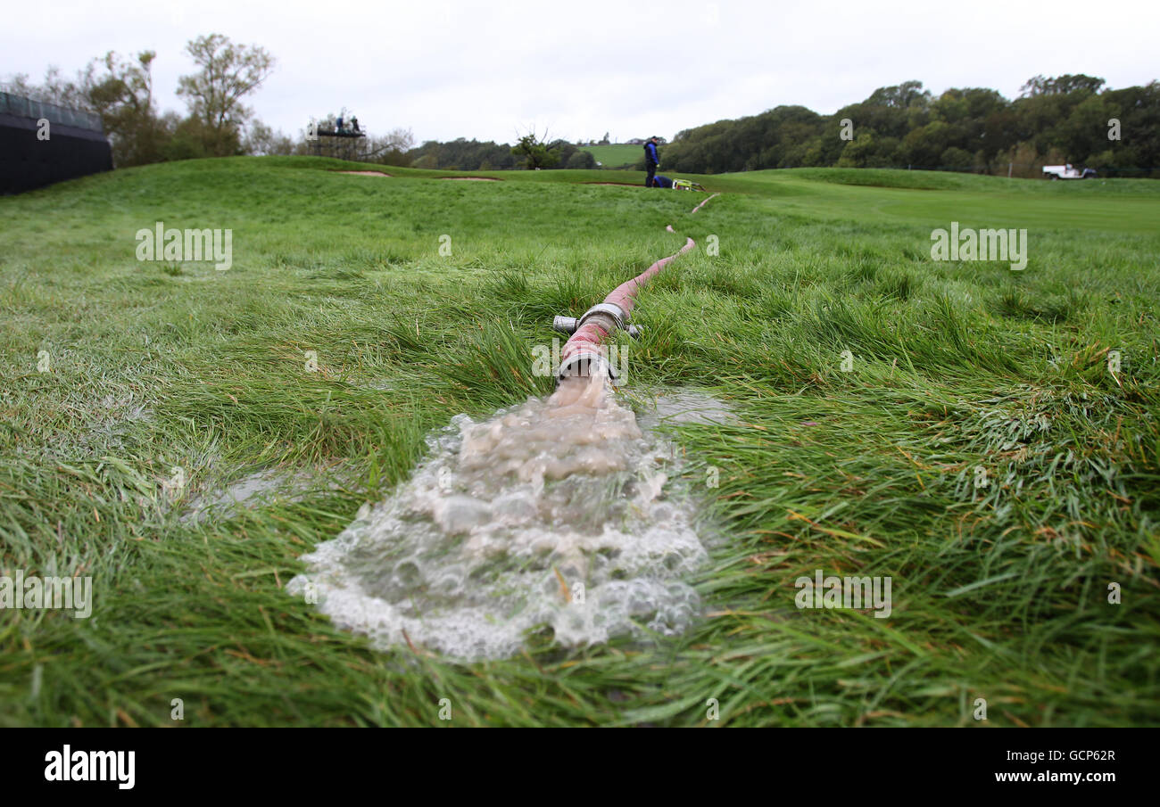 Golf - 38. Ryder Cup - Europa - USA - Tag 3 - Celtic Manor Resort. Bodenpersonal pumpt Wasser aus einem Bunker Stockfoto