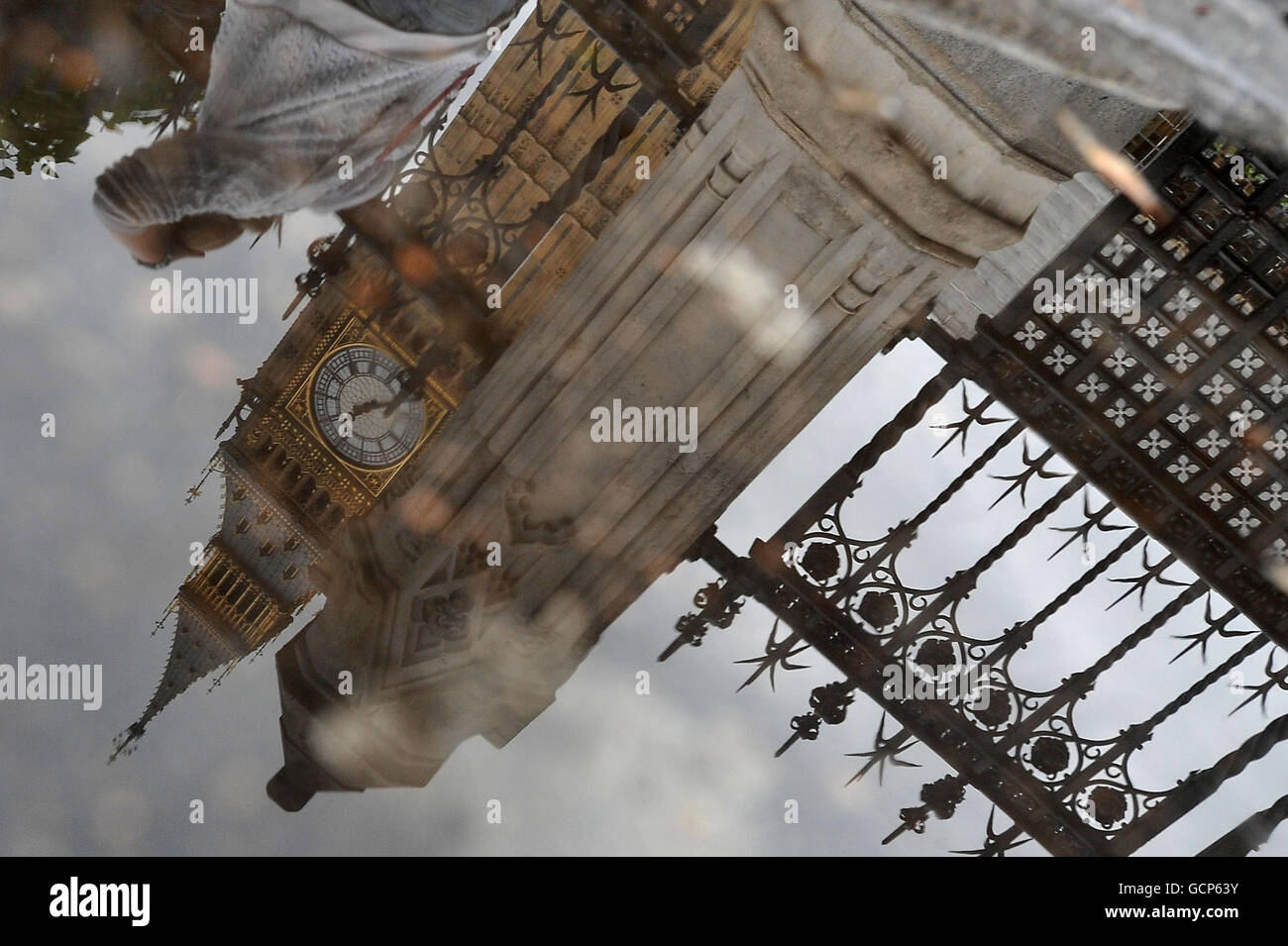 Westminster, London, spiegelte sich in Pfützen nach längerem Regen in der Hauptstadt wider. Stockfoto