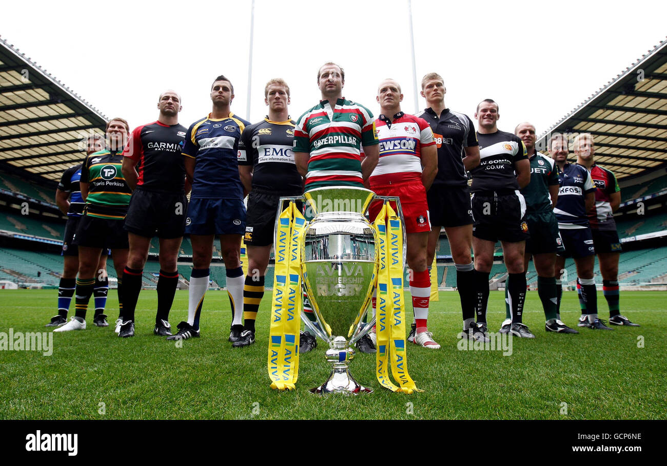 (Von links) Bath's Luke Watson, Northampton's Dylan Hartley, Saracens' Steve Borthwick, Leeds' Andy Key, Wesps Tom Rees, Leicester's Geordan Murphy, Gloucester's Mike Tindall, Newcastles James Hudson, Exeter's Tommy Hayes, London Irlands Clarke Dermody, Sale Sharks Charlie Hodgson und Harlekins Chris Robshaw posieren für ein Bild mit der Aviva Premiership Trophy während des Aviva Premiership Launch in Twickenham, London. Stockfoto