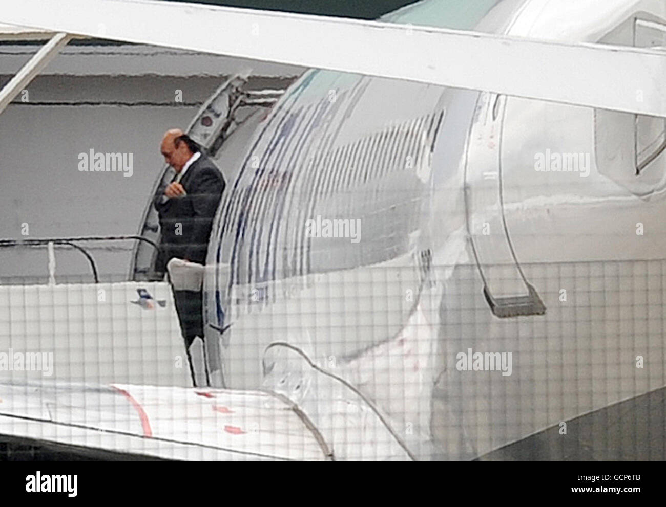 ASIL Nadir tritt am Flughafen Luton aus dem Flugzeug, nachdem er nach fast zwei Jahrzehnten auf der Flucht wieder in Großbritannien angekommen ist. Stockfoto