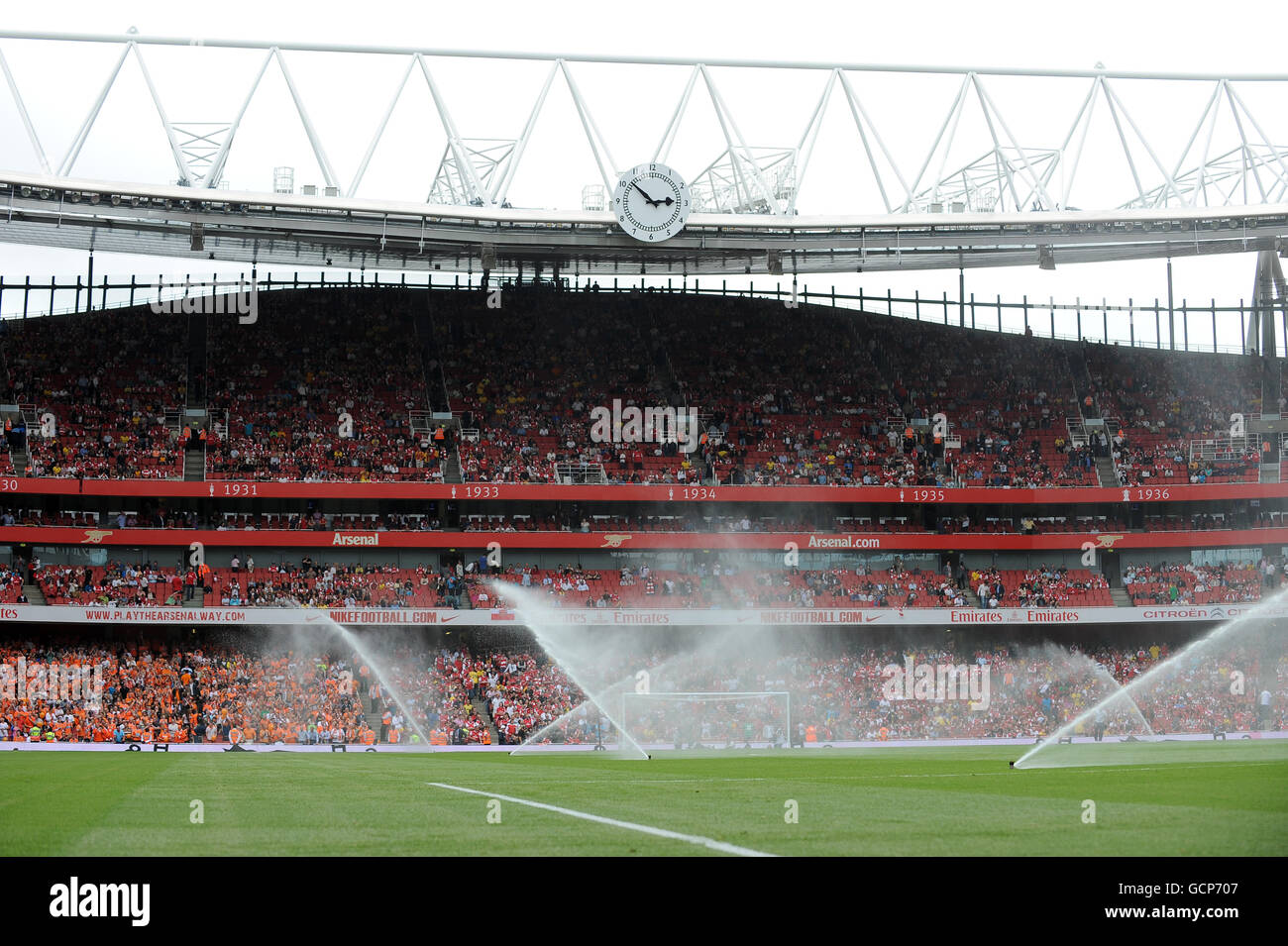 Fußball - Barclays Premier League - Arsenal gegen Blackpool - Emirates Stadium. Gesamtansicht des Clock End des Emirates Stadions Stockfoto