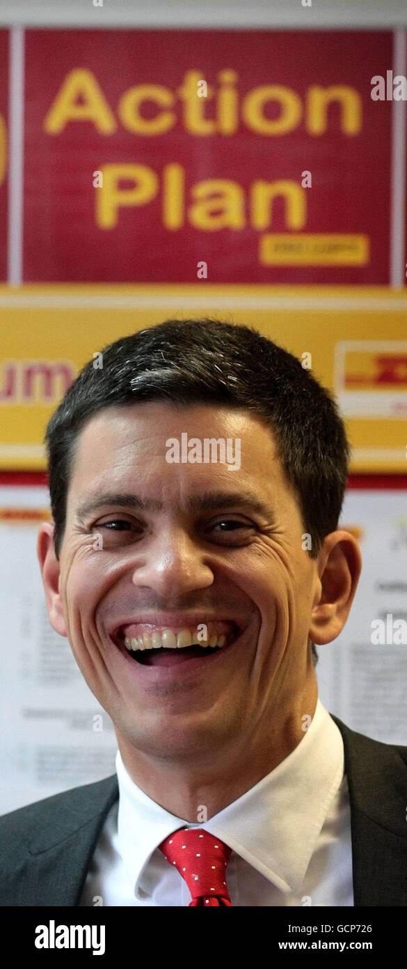 David Miliband während eines Besuchs im Vertriebszentrum von Sainsbury in East Kilbride, Schottland, während seiner Labour-Führungskampagne. Stockfoto