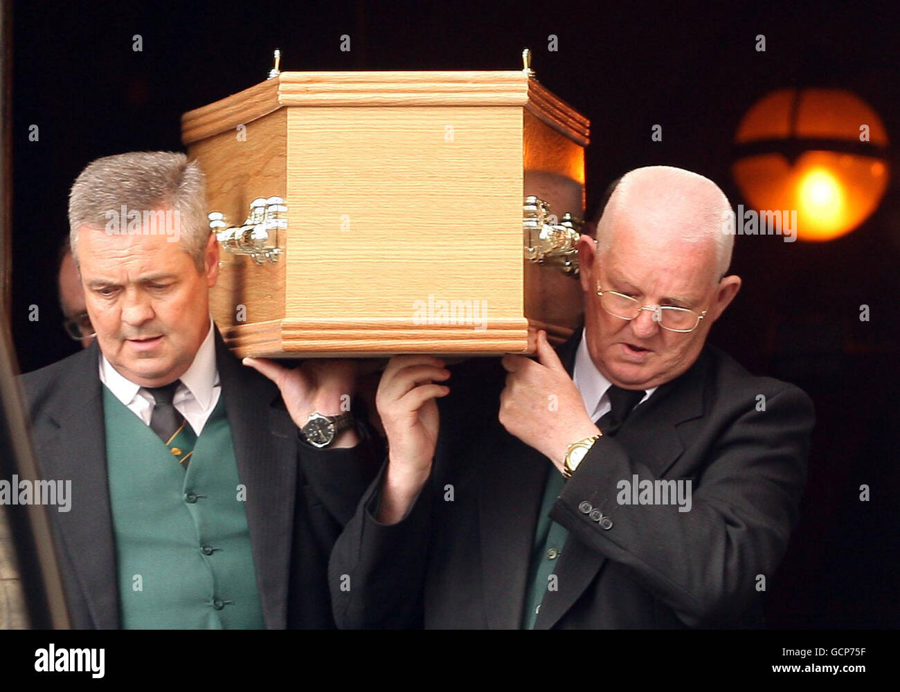 ALTERNATIVER ERNTEGUT. Der Sarg von Edwin Morgan, Schottlands erstem Nationaldichter, wird von seinem Begräbnis an der University of Glasgow getragen. Stockfoto