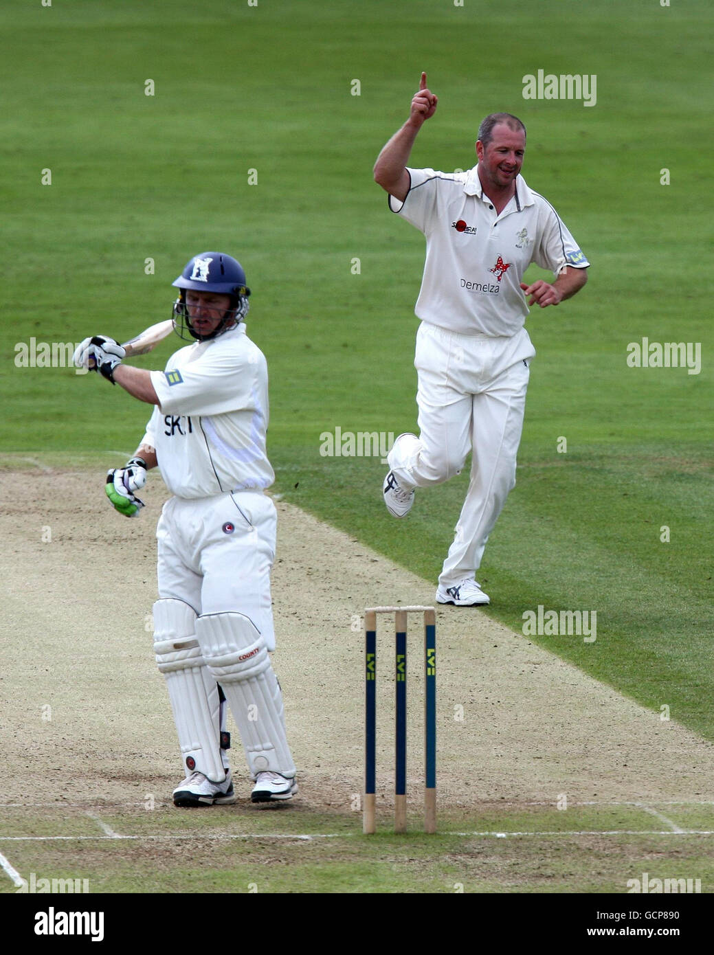 Darren Stevens von Kent feiert das Wicket von Darren Maddy von Warwickshire (links) während des LV County Championship, Division One Match im Edgbaston Cricket Ground, Birmingham. Stockfoto