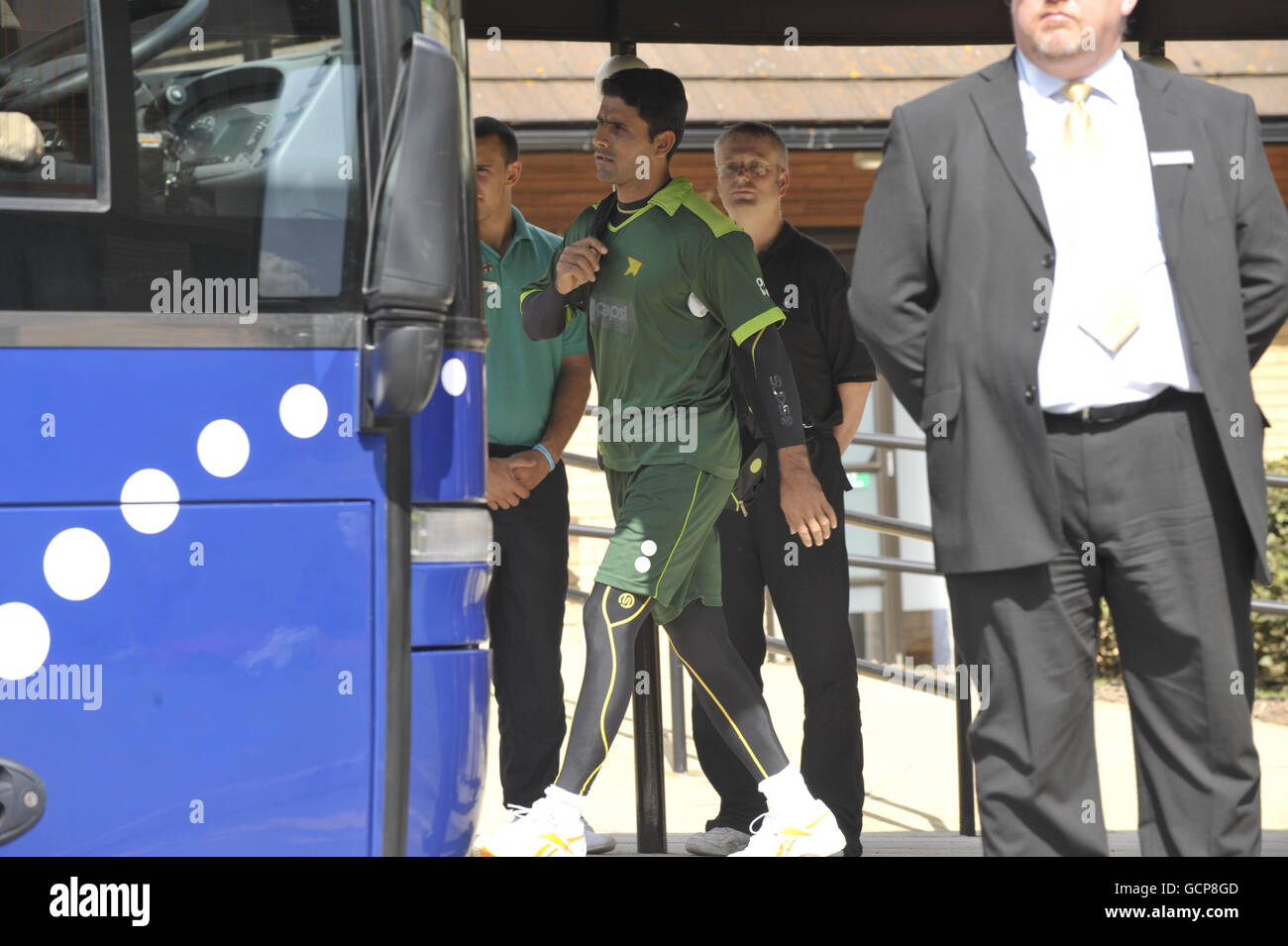 Der pakistanische Cricketspieler Abdul Razzaq verlässt das Hotel des Teams in Taunton, Somerset. Er lehnte es ab, sich direkt zu den Behauptungen über Wettbetrug gegen sein Team zu äußern, sagte jedoch zu Sky Sports News: „Wir werden versuchen, das Team wieder aufzuholen und dafür zu sorgen, dass wir in den nächsten Spielen das Beste liefern, was wir können, das ist alles, was ich tun kann. Stockfoto