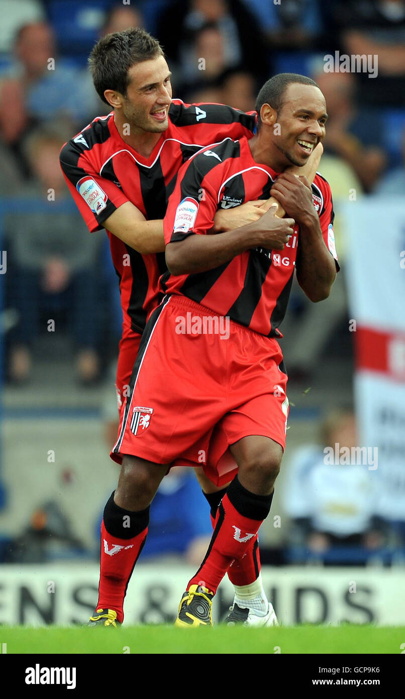 Gillinghams Jack Payne gratuliert Chris Palmer zum Torreigen während des npower League Two Spiels in Gigg Lane, Bury. Stockfoto