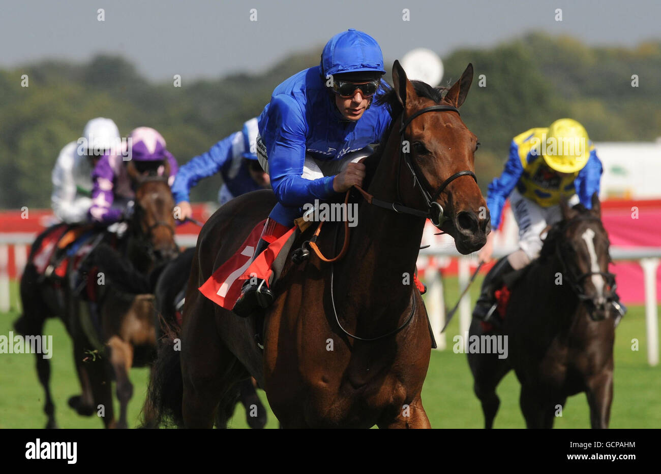 White Moonstone mit Frankie Dettori (Mitte) gewinnt den Keepmoat 'Delivering Community Regeneration' May Hill Stakes beim Welcome to Yorkshire Doncaster Cup Day auf der Doncaster Racecourse. Stockfoto