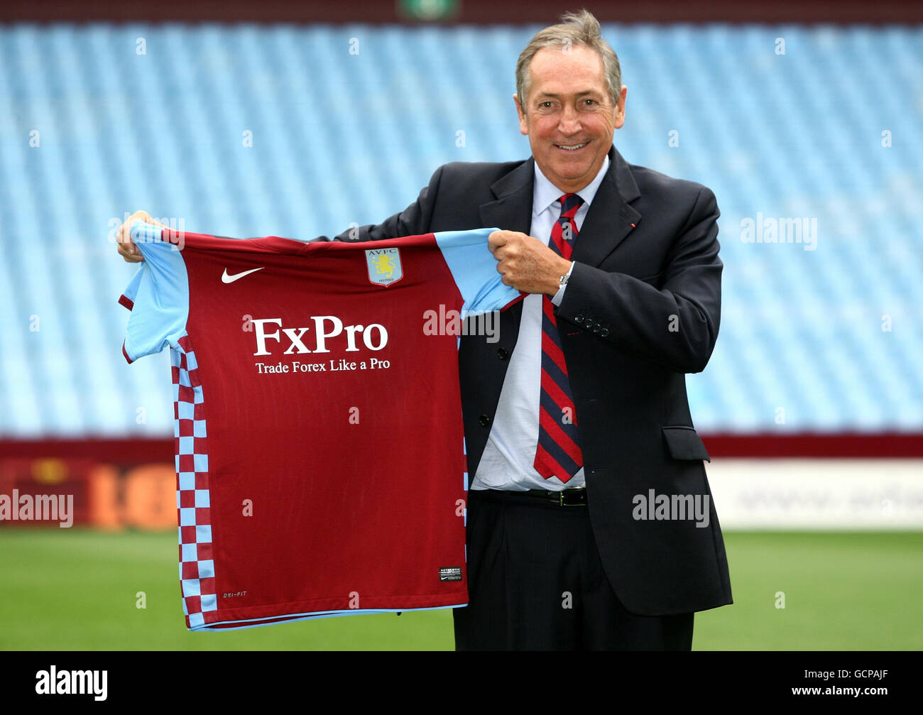 Der neue Manager der Aston Villa Gerard Houllier lächelt, als er nach der Pressekonferenz im Villa Park, Birmingham, mit dem Clubtrikot posiert. Stockfoto