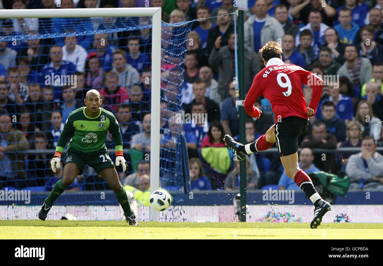 Fußball - Barclays Premier League - Everton / Manchester United - Goodison Park. Dimitar Berbatov von Manchester United (rechts) erzielt das dritte Tor seiner Spielseite Stockfoto