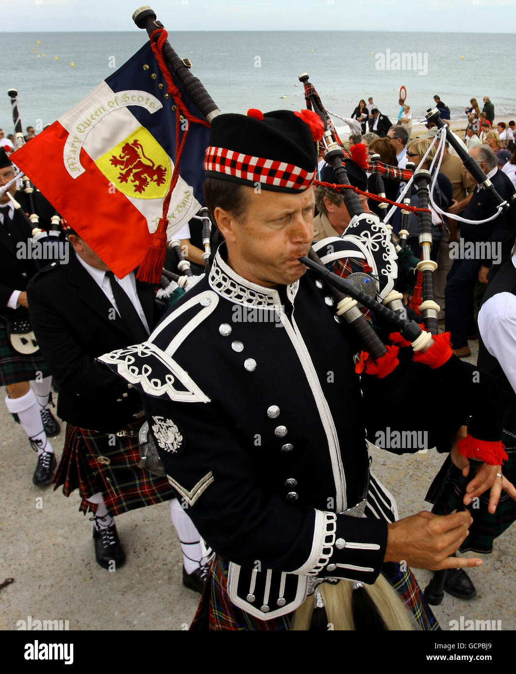 Mitglieder der Normandy Pipe Bands verlassen Sword Beach in Colleville-Montgomery, Frankreich, nach einem Gedenkgottesdienst für William 'Bill' Millin, der während der Landungen am D-Day unter Feuer am Strand die Pfeifen spielte. Stockfoto