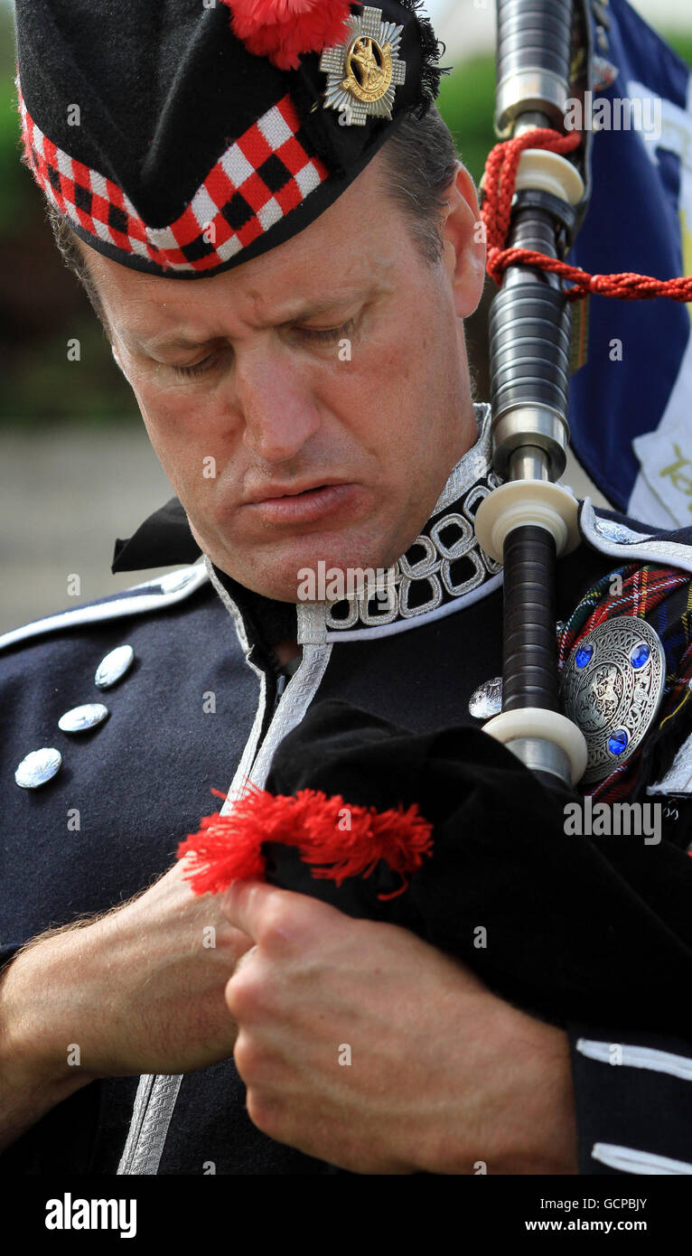 Ein Mitglied der Normandy Pipe Bands bereitet sich am Sword Beach in Colleville-Montgomery, Frankreich, auf einen Gedenkgottesdienst für William 'Bill' Millin vor, der während der D-Day Landungen unter Feuer am Strand die Pfeifen spielte. Stockfoto
