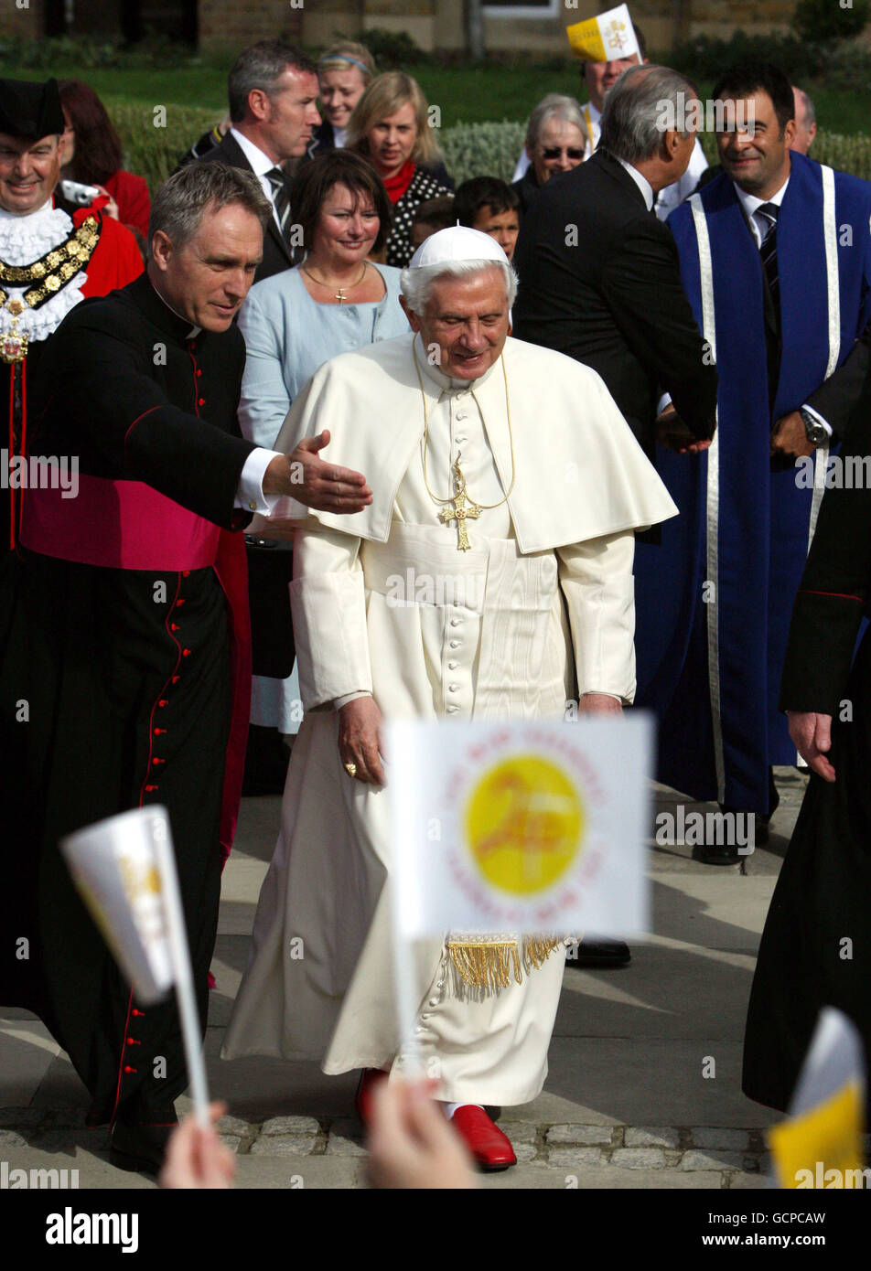 Papst Benedikt XVI. Kommt zu einer Feier der katholischen Erziehung am St. Mary's University College, Twickenham, im Südwesten Londons. DRÜCKEN SIE VERBANDSFOTO. Bilddatum: Freitag, 17. September 2010. Der Papst ist zu einem viertägigen Besuch im Vereinigten Königreich. Siehe PA Geschichte RELIGION Papst. Bildnachweis sollte lauten: Steve Parsons/PA Wire Stockfoto