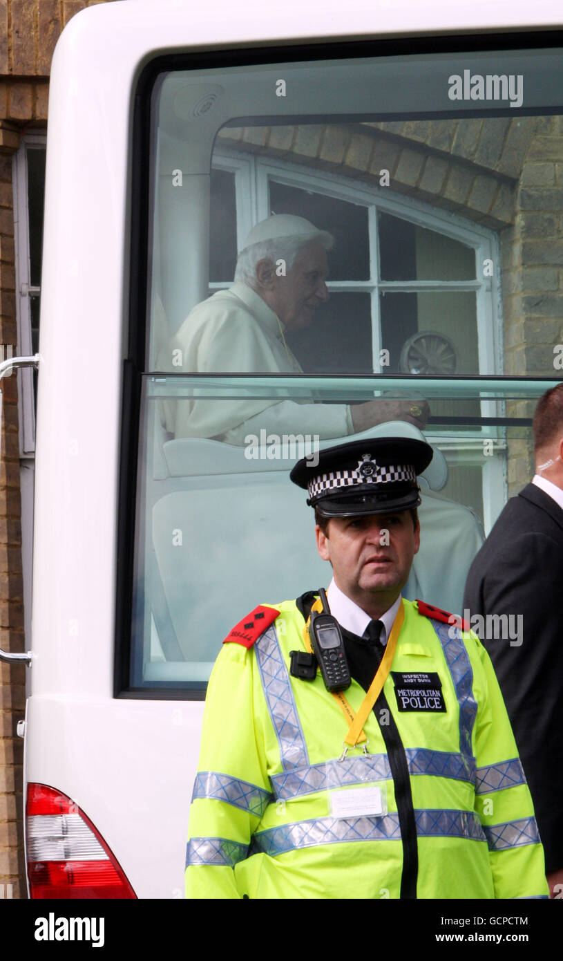 Papst Benedikt XVI. Verlässt nach der Großen Versammlung eine Feier der katholischen Erziehung am St. Mary's University College, Twickenham, im Südwesten Londons. DRÜCKEN Sie VERBANDSFOTO. Bilddatum: Freitag, 17. September 2010. Der Papst ist auf einem viertägigen Besuch im Vereinigten Königreich. Siehe PA Geschichte RELIGION Papst. Bildnachweis sollte lauten: Steve Parsons/PA Wire Stockfoto