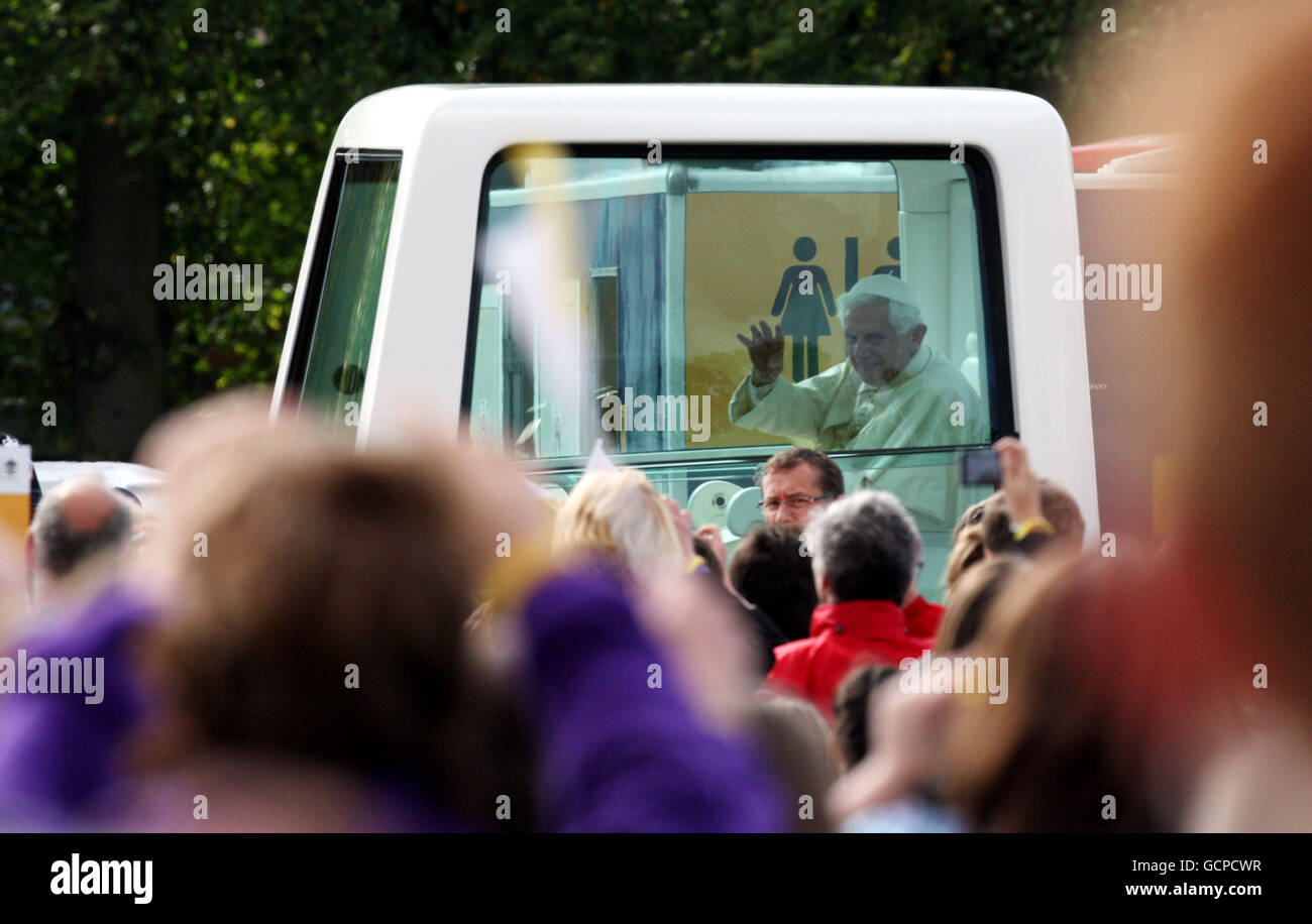 Papst Benedikt XVI. Verlässt nach der Großen Versammlung eine Feier der katholischen Erziehung am St. Mary's University College, Twickenham, im Südwesten Londons. DRÜCKEN Sie VERBANDSFOTO. Bilddatum: Freitag, 17. September 2010. Der Papst ist auf einem viertägigen Besuch im Vereinigten Königreich. Siehe PA Geschichte RELIGION Papst. Bildnachweis sollte lauten: Steve Parsons/PA Wire Stockfoto